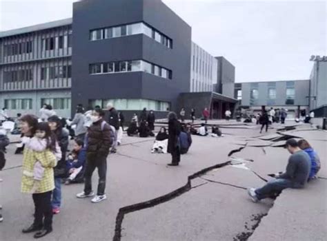 Powerful earthquakes leave at least four dead, destroy buildings along Japan’s western coast